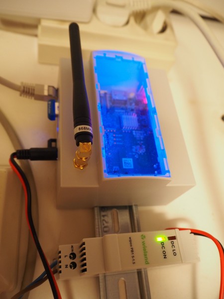 RaspberryMatic mit 5 Volt Hutschienen-Netzteil.